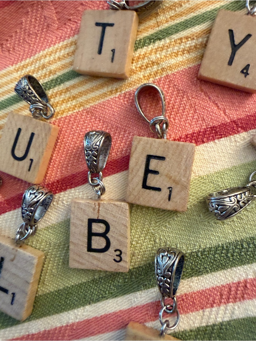 19 pc BUNDLE 🛍️ Vintage Scrabble piece pendant charms